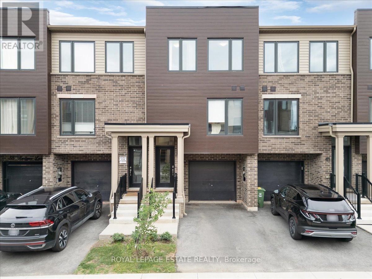 39 Radison Ln, Hamilton Mcquesten, ON L8H 0B5