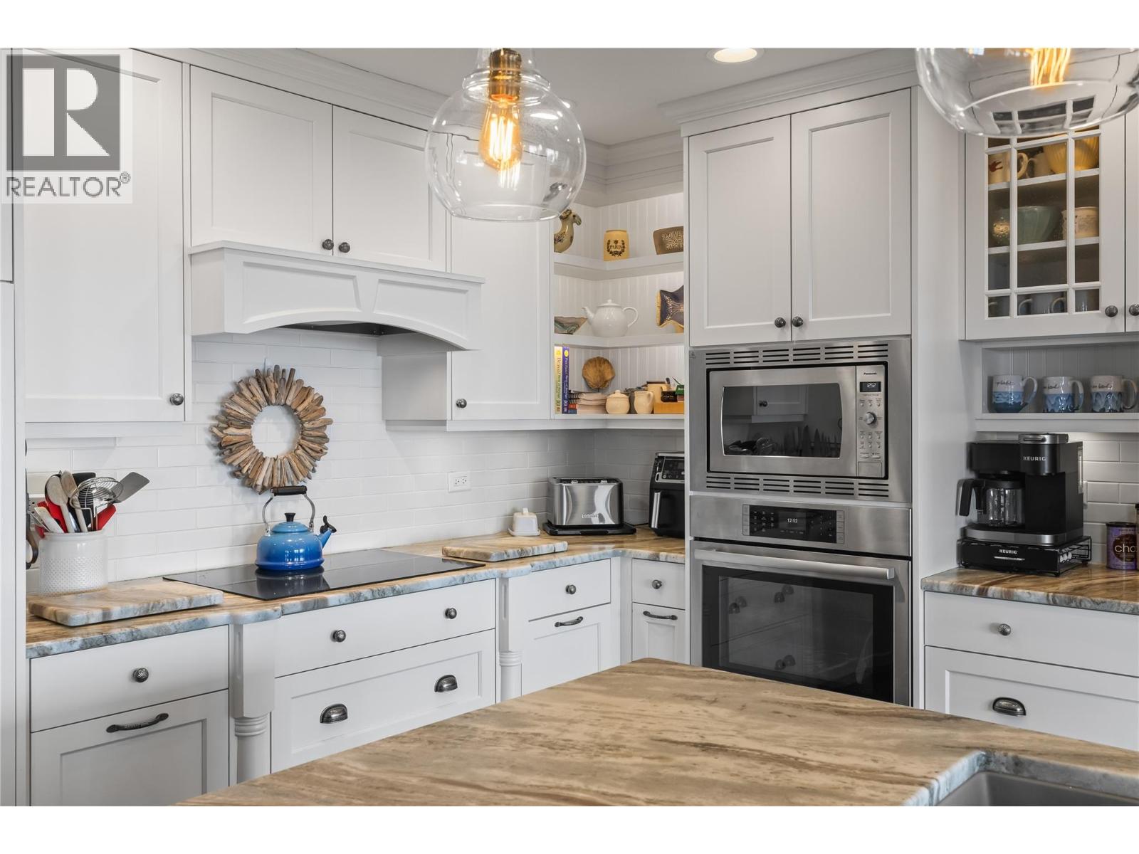 1546 Golden View Dr, West Kelowna, BC V4T 1Y7