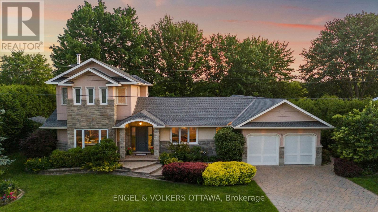 24 Doris Ave, Ottawa, ON K1T 3W8