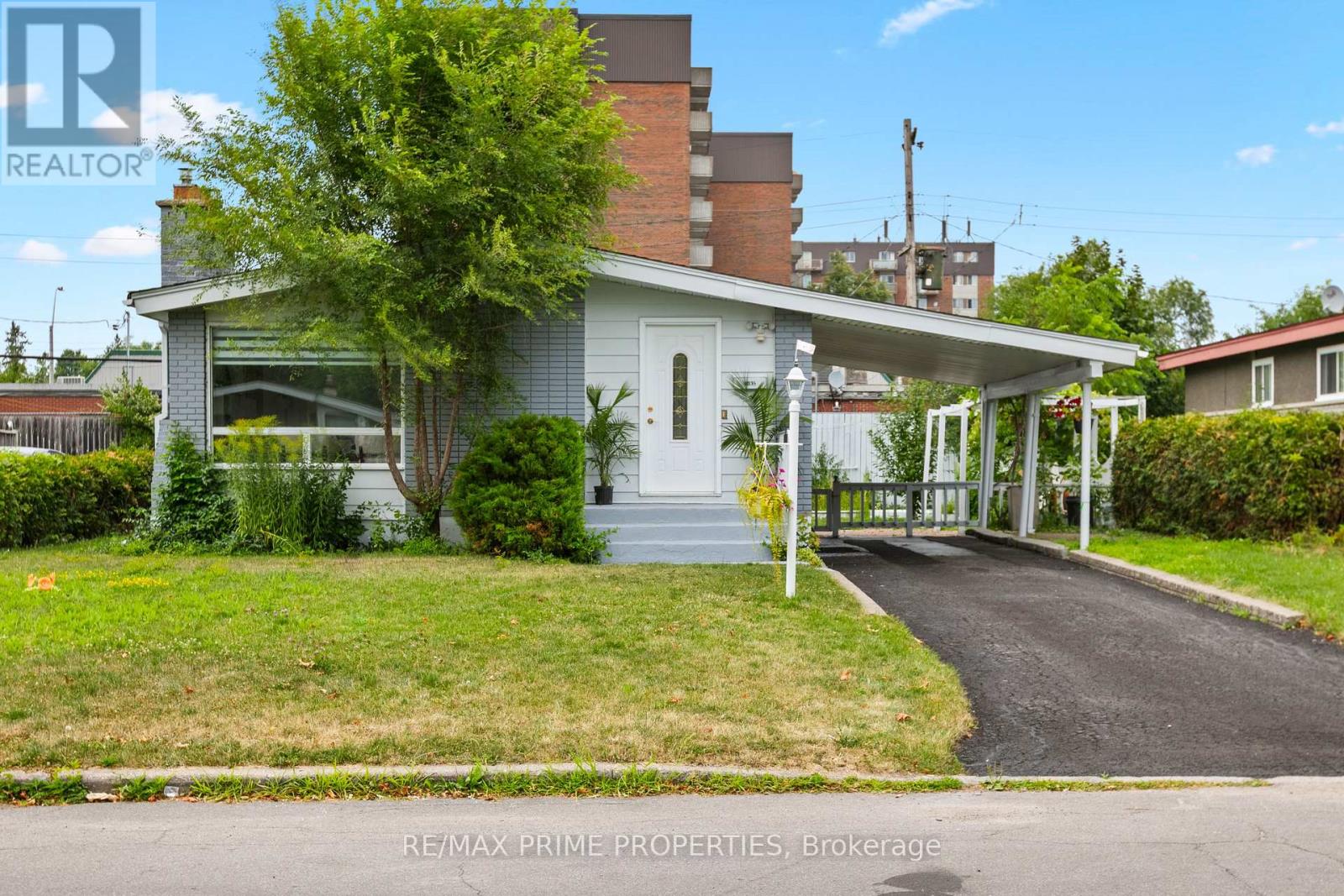 1035 Connery Ave, Ottawa, ON K1G 2N9