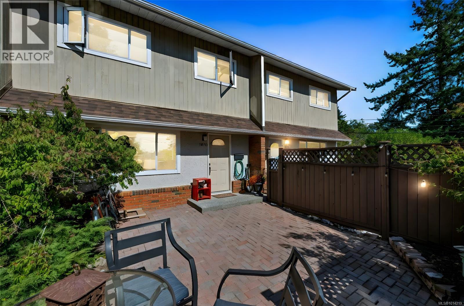 1018 Falmouth Rd, Saanich, BC V8X 3A5