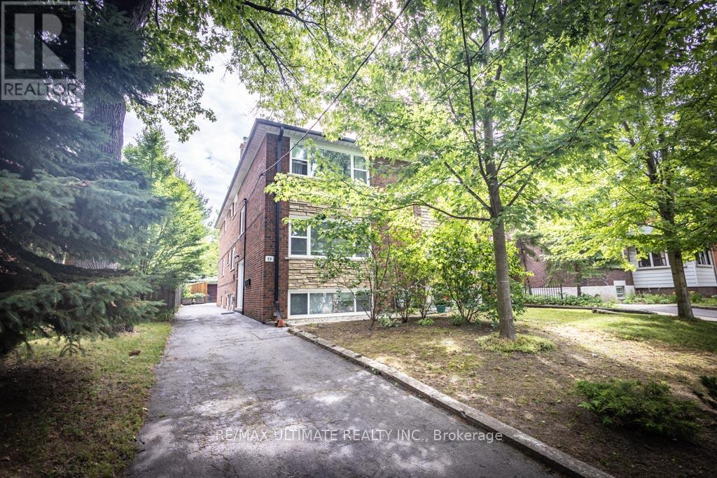 39 Laws St, Toronto, ON M6P 2Y8