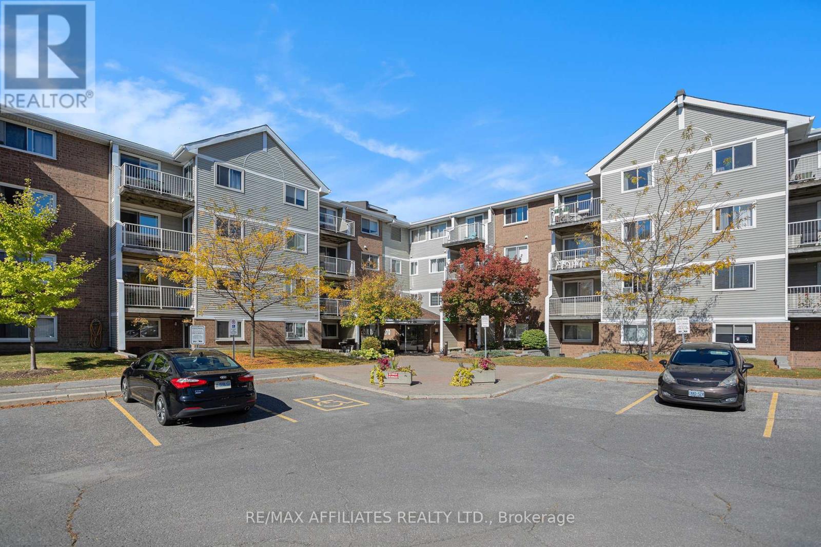 207 270 Brittany Dr, Ottawa, ON K1K 0R8