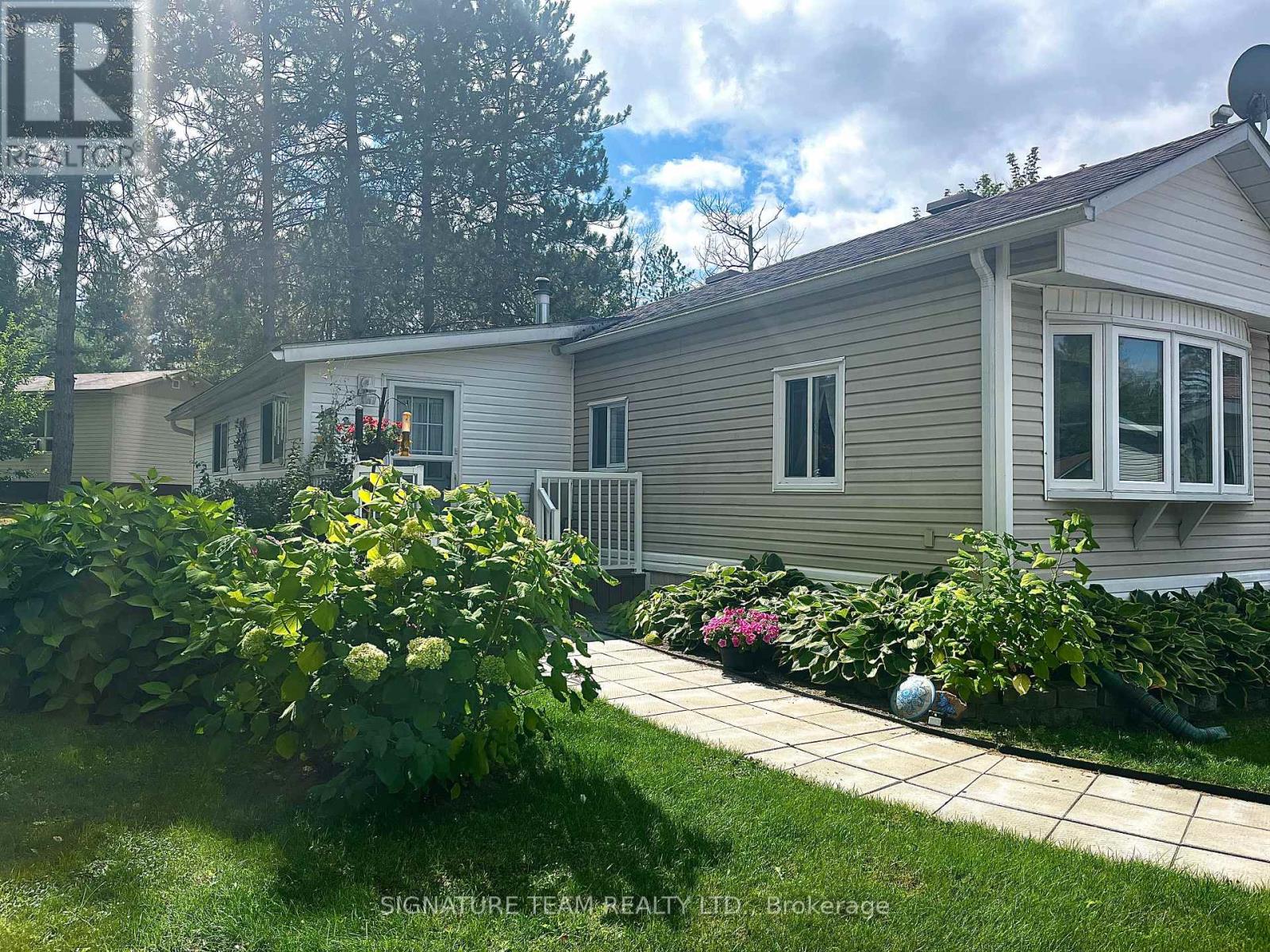 22 Robert Colin Ln, Whitewater Region, ON K0J 1K0