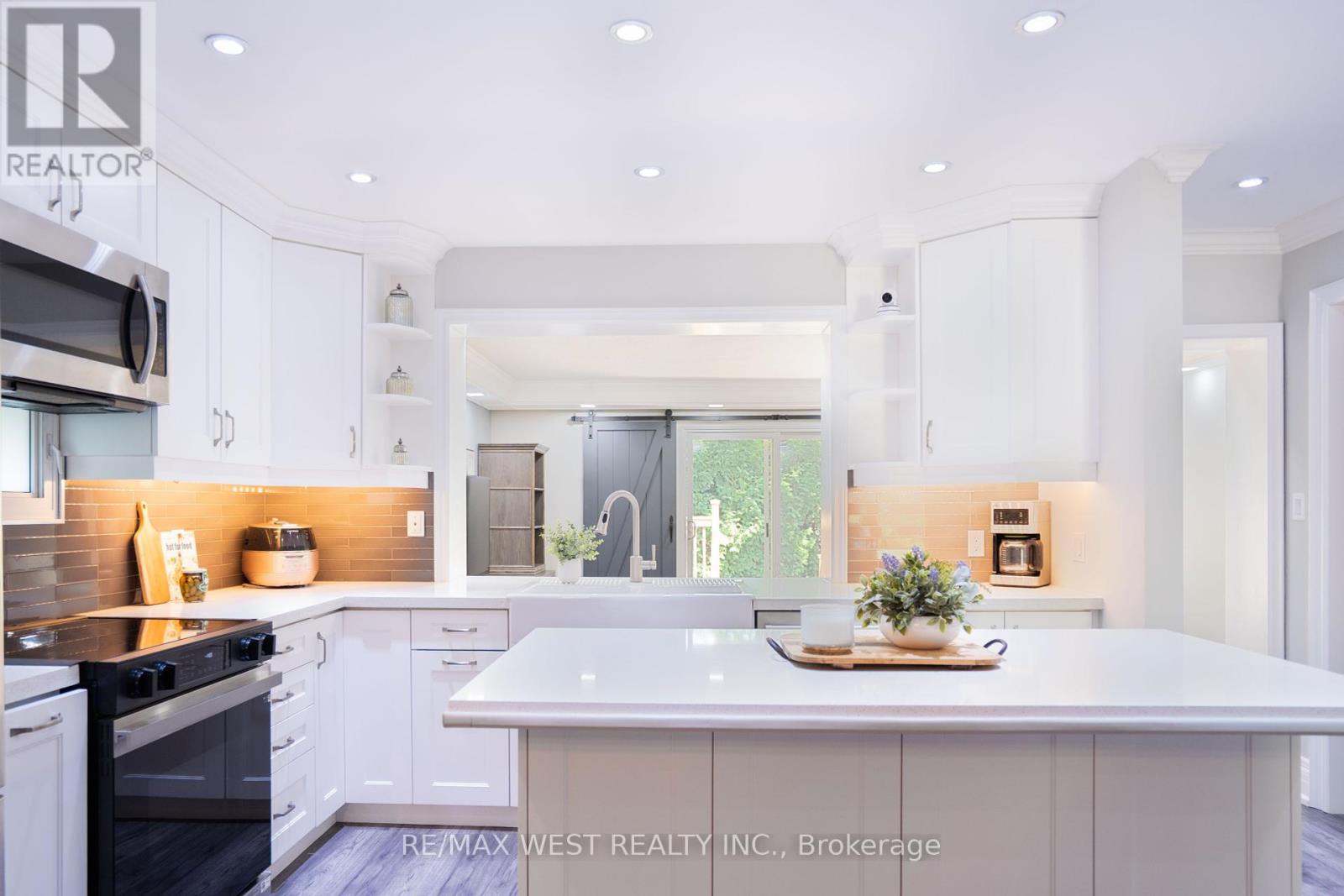 4 Elmview Ct, Toronto Kingsway South, ON M9A 2T8