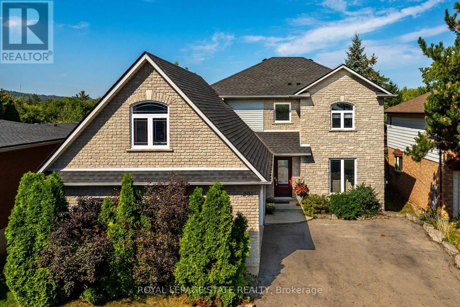 201 Jones Rd, Hamilton, ON L8E 5J4