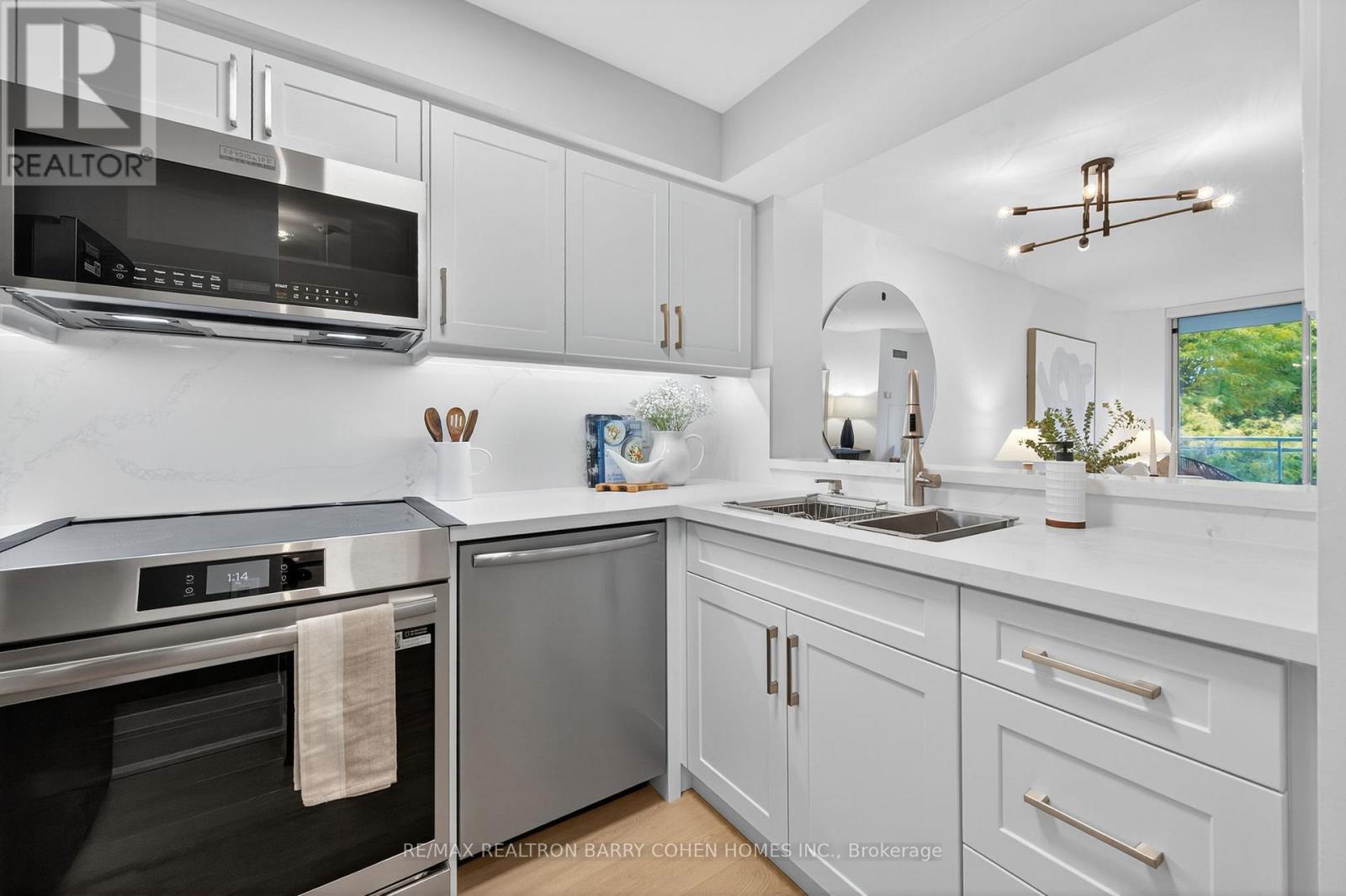 503 398 Eglinton Ave E, Toronto, ON M4P 3H8