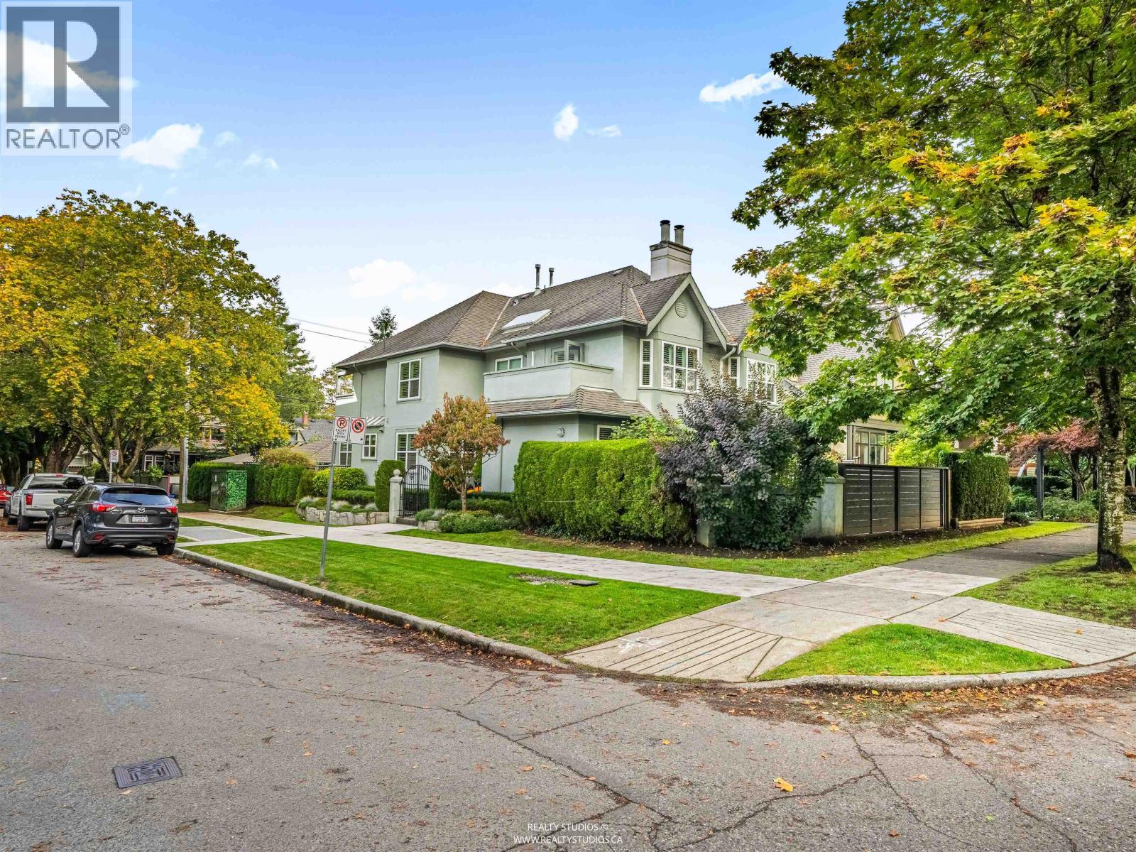2888 Maple St, Vancouver, BC V6J 5A2