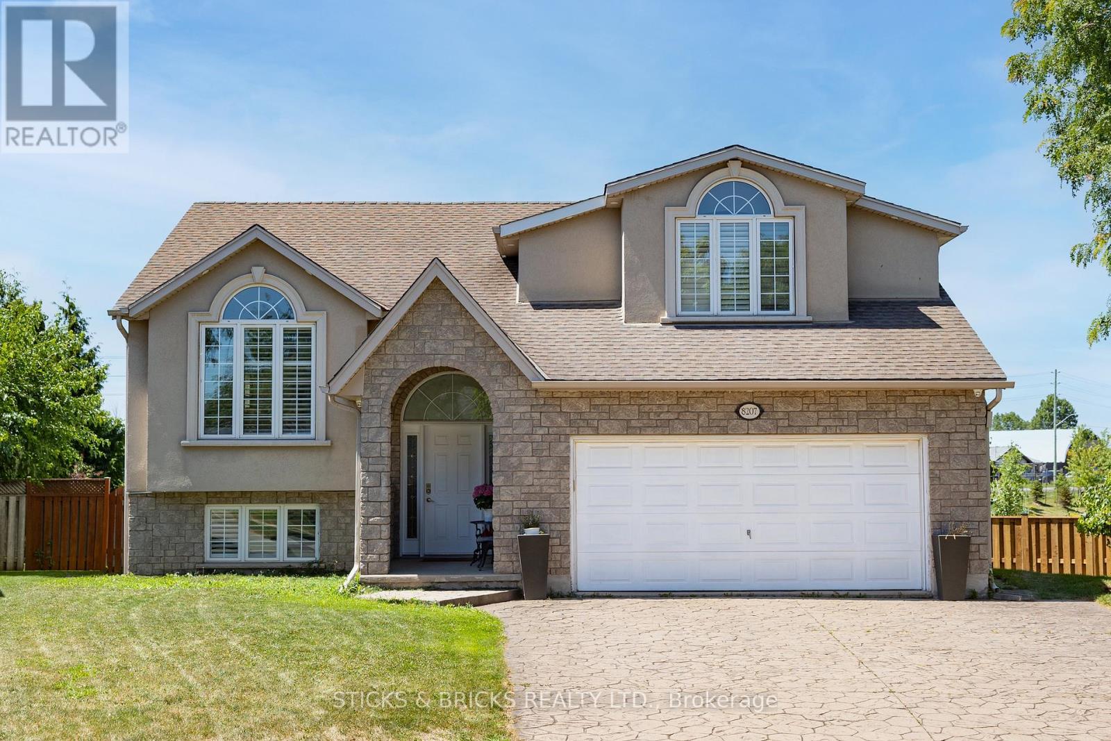 8207 Beaver Glen Dr, Niagara Falls, ON L2H 3K4