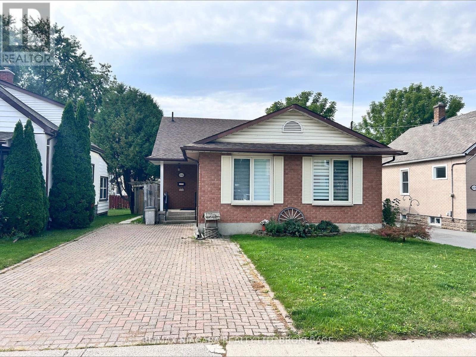 6516 Monroe St, Niagara Falls, ON L2G 2G8