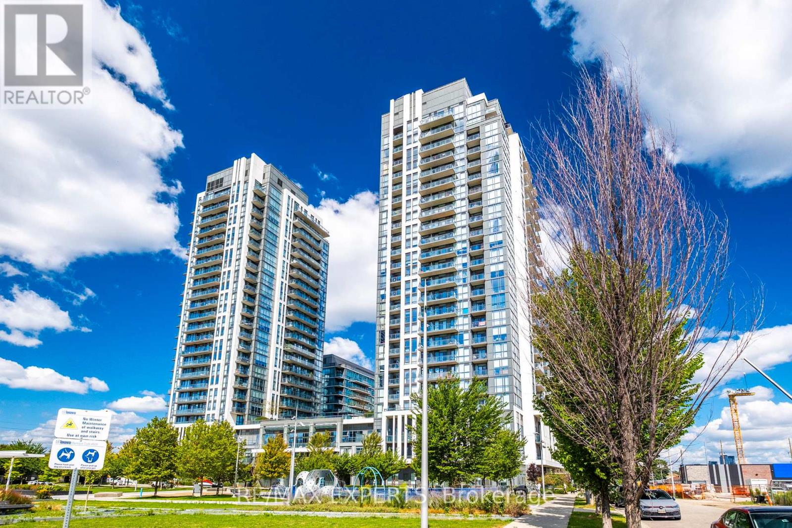 2006 17 Zorra St, Toronto, ON M8Z 0C8