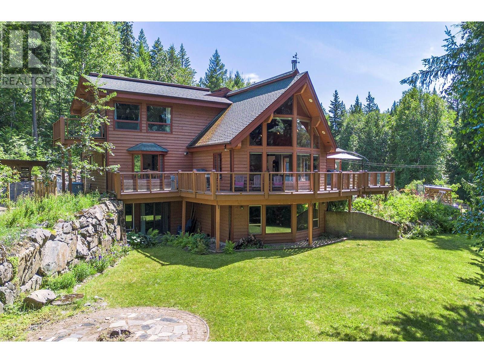 262 Small Rd, Clearwater, BC V0E 1N2