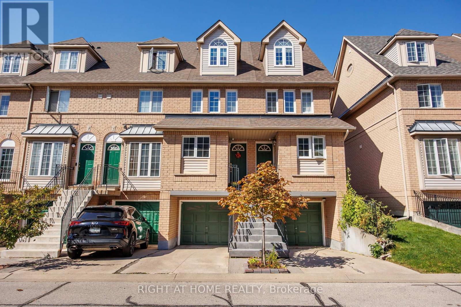 8 75 Strathaven Dr, Mississauga, ON L5R 3W1
