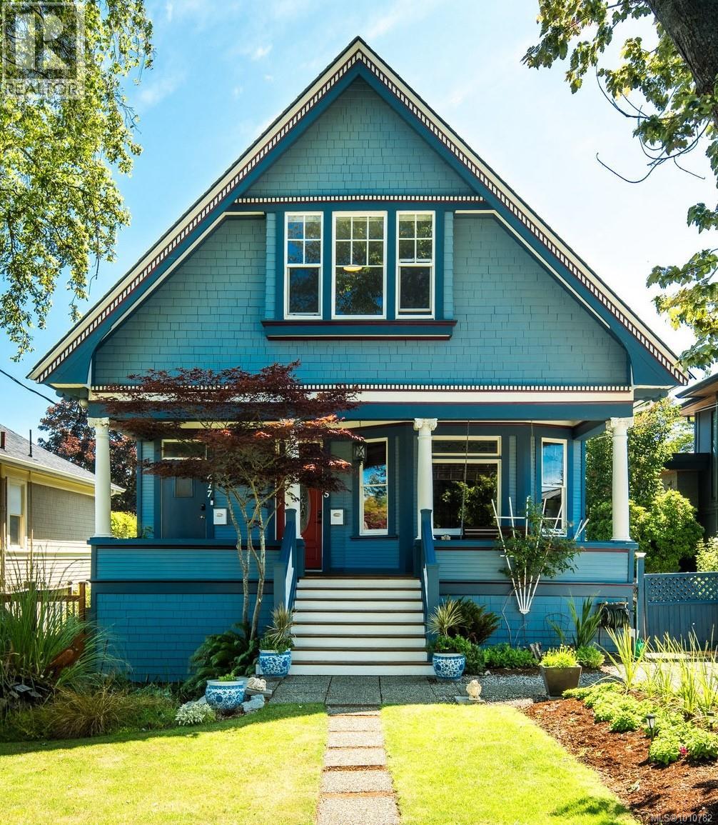 615 Harbinger Ave, Victoria, BC V8V 4H9