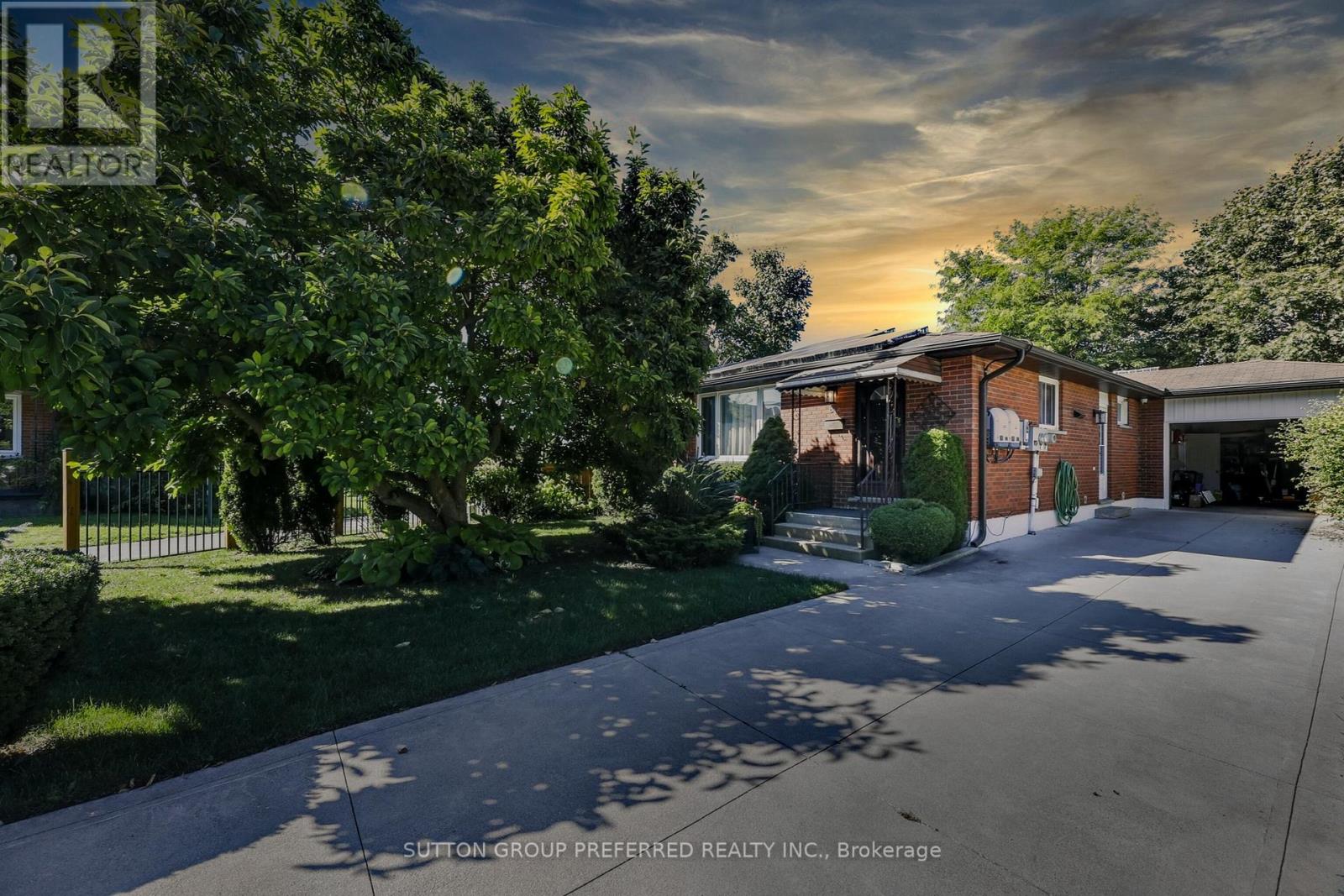 82 Lacey Cres, London, ON N6E 2E7