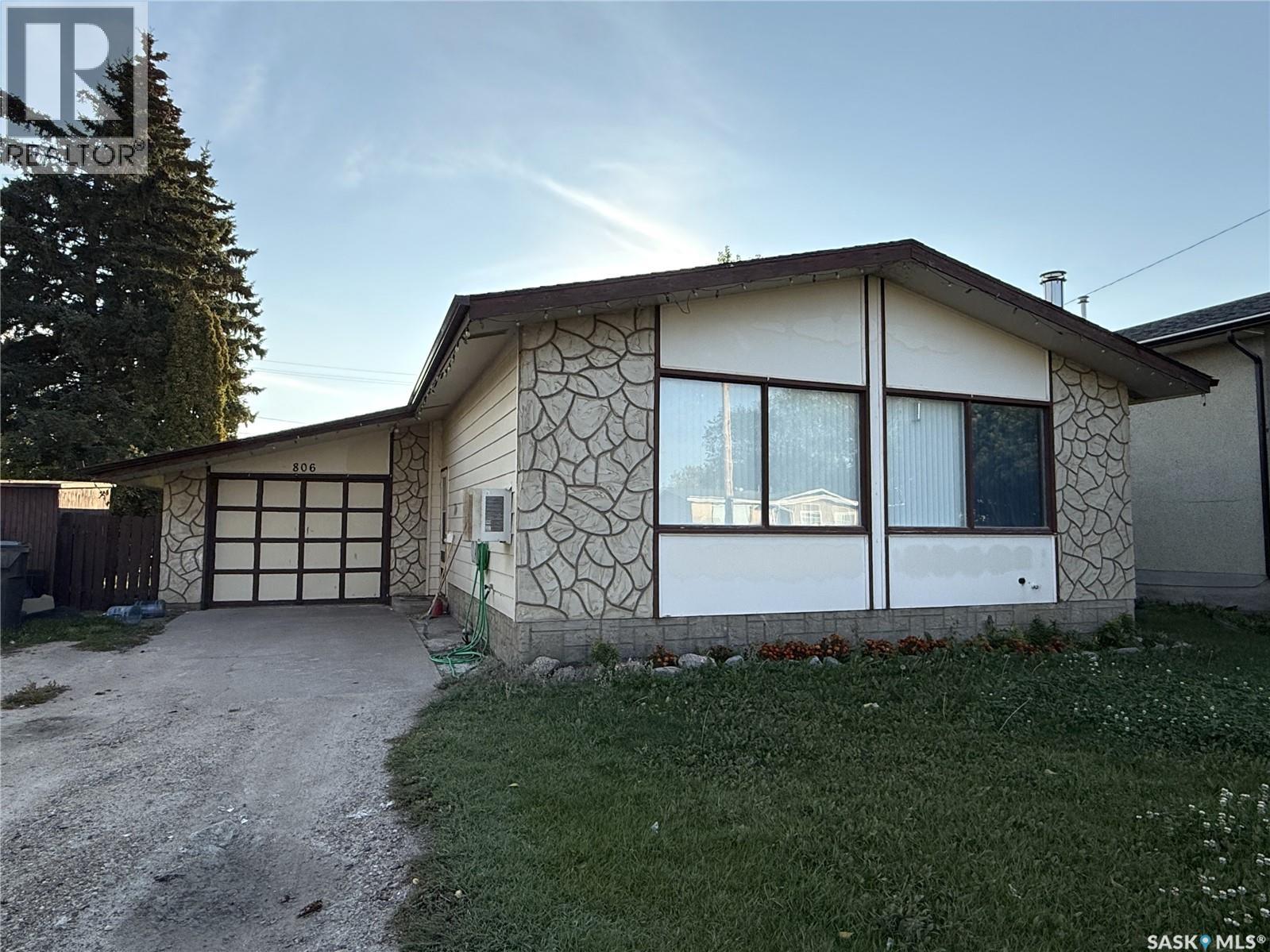806 Centre St, Meadow Lake, SK S9X 1G3