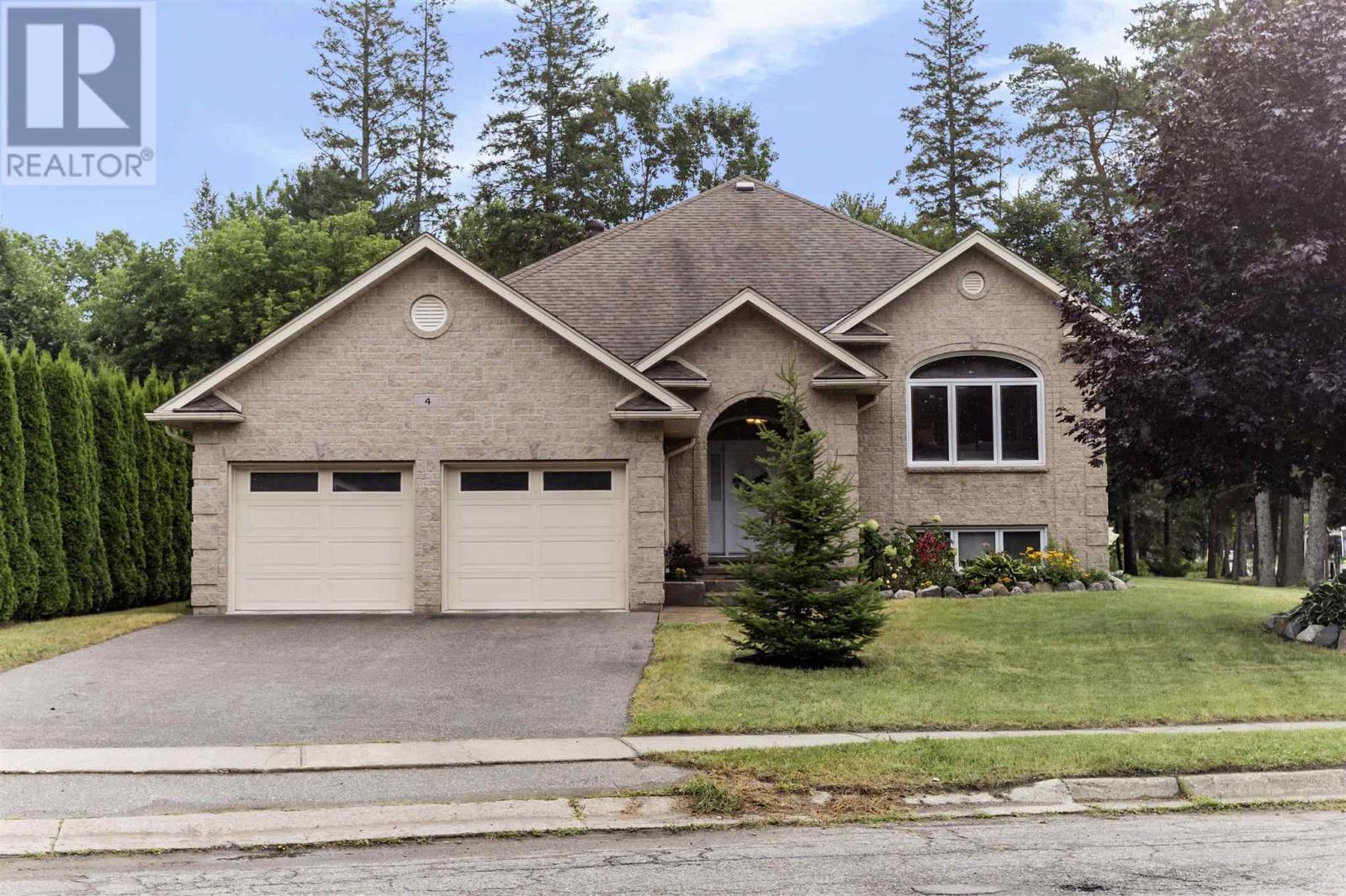 4 Parkdale Dr, Sault Ste. Marie, ON P6A 5P8