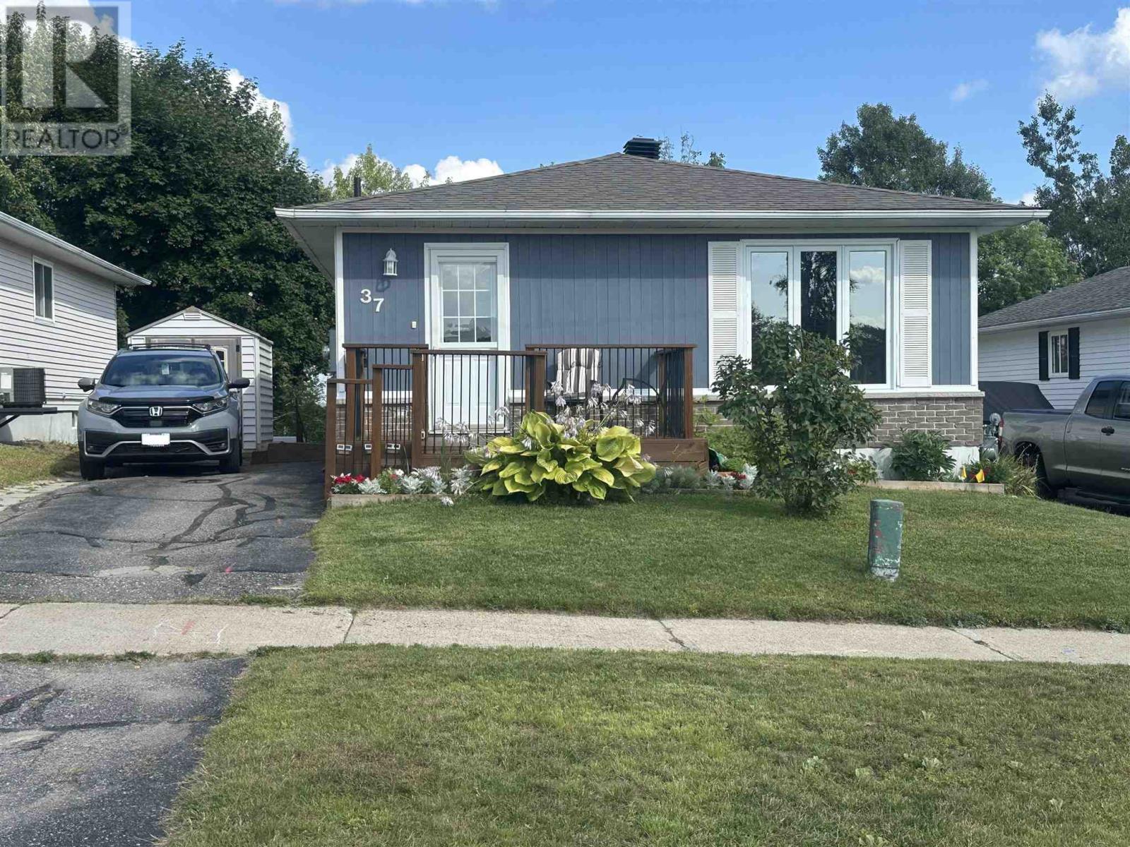 37 Ste Camillus Cres, Elliot Lake, ON P5A 3J8