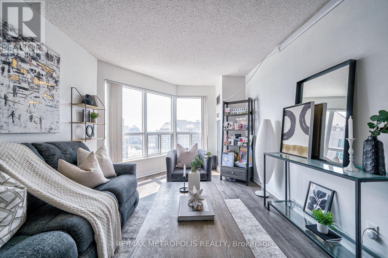 11 Lee Centre Dr Ph109 Dr, Toronto, ON M1H 3J5