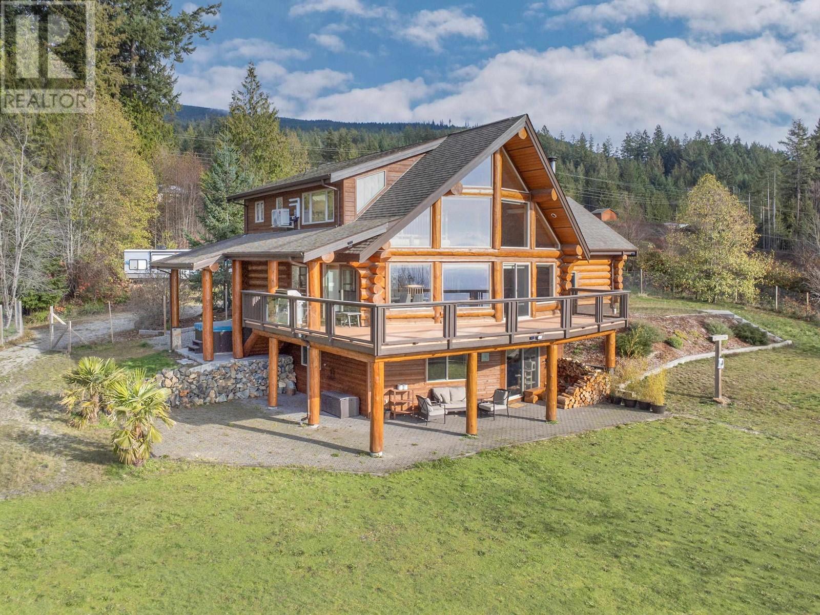 1041 Firburn Rd, Roberts Creek, BC V0N 2W5
