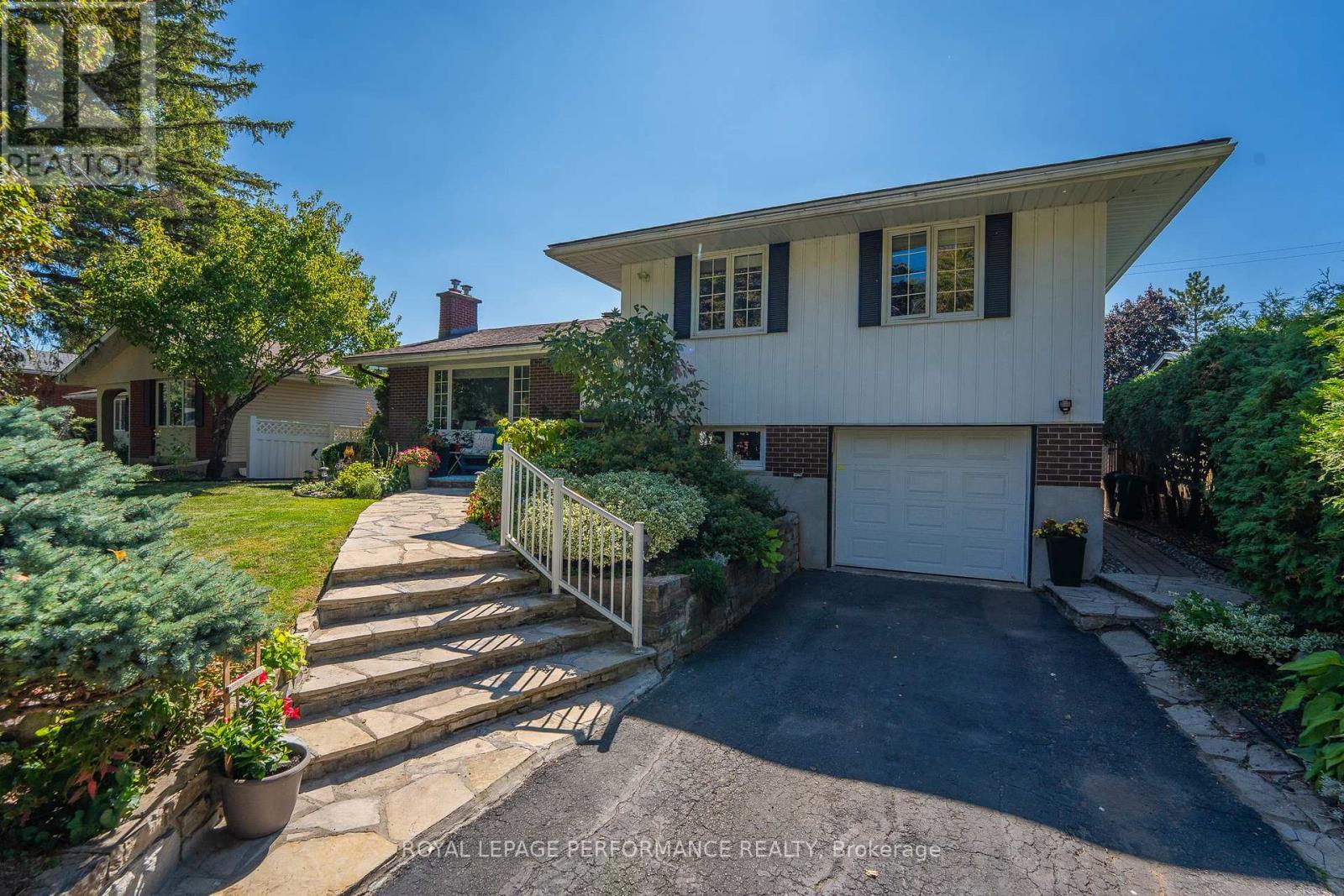 1044 Cromwell Dr, Ottawa, ON K1V 6K5
