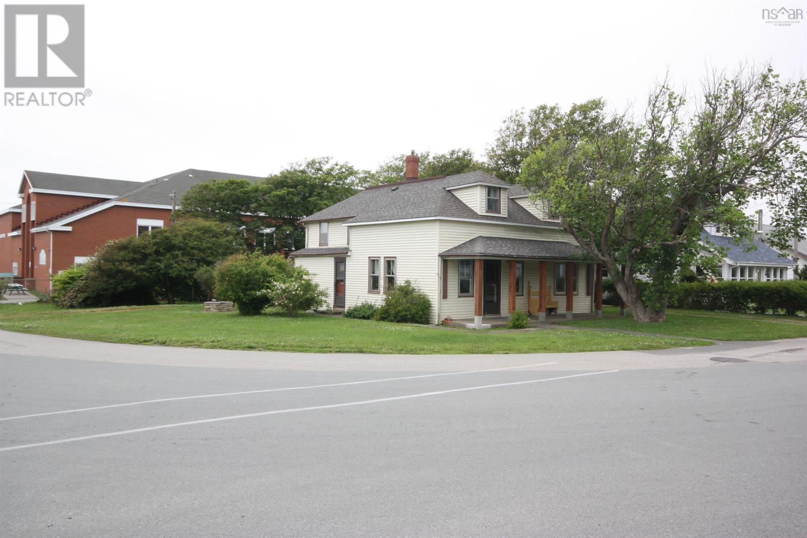 31 Hall St, Lockeport, NS B0T 1L0