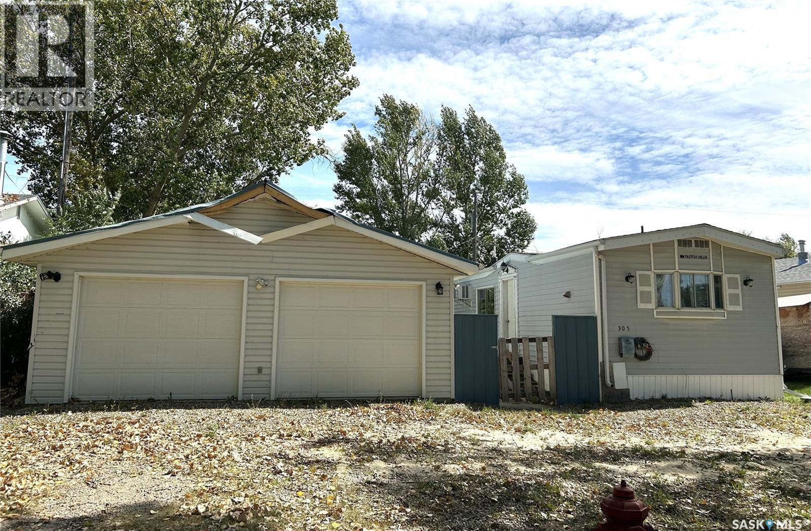 305 Eisenhower St, Midale, SK S0C 1S0