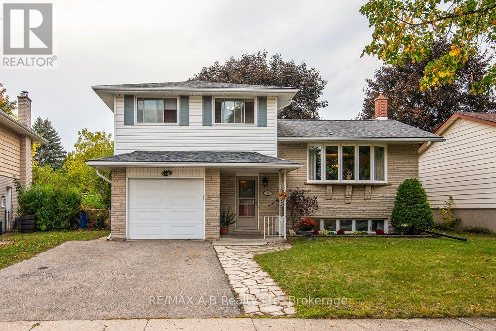 35 Tecumseh Cres, Kitchener, ON N2B 2T5