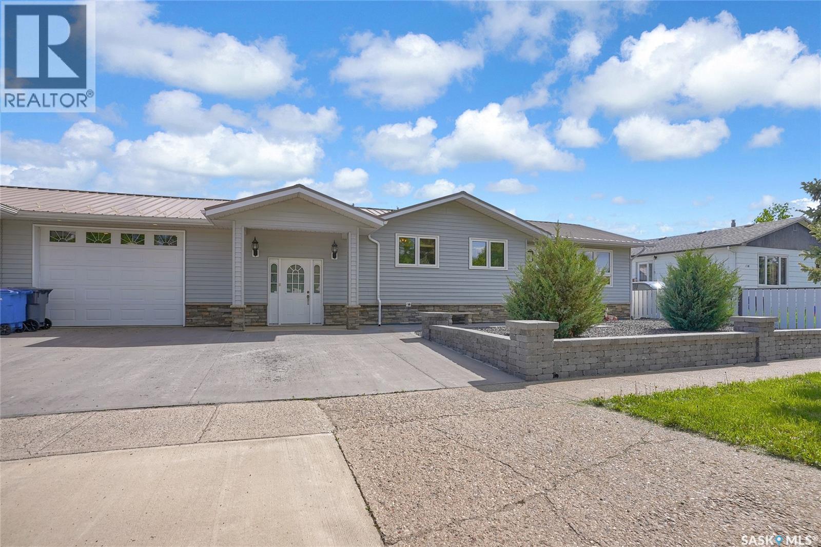 110 3rd Avenue West, Gravelbourg, SK S0H 1X0