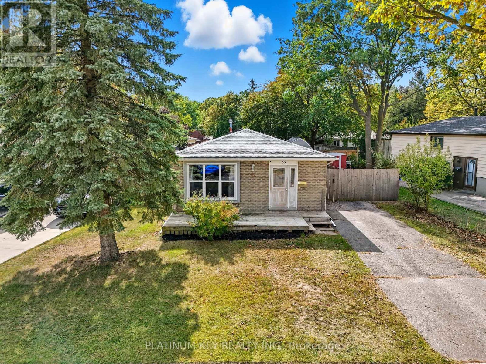 33 Court Ln, London, ON N5W 5M6