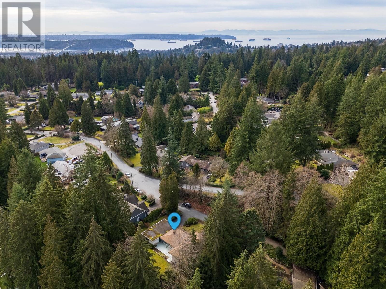 350 St James Cres, West Vancouver, BC V7S 1J8