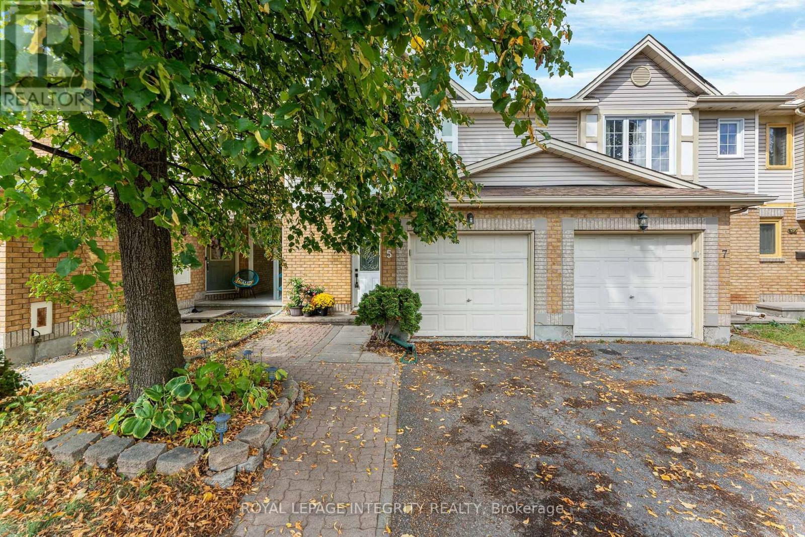 5 Banchory Cres, Ottawa, ON K2K 2V4