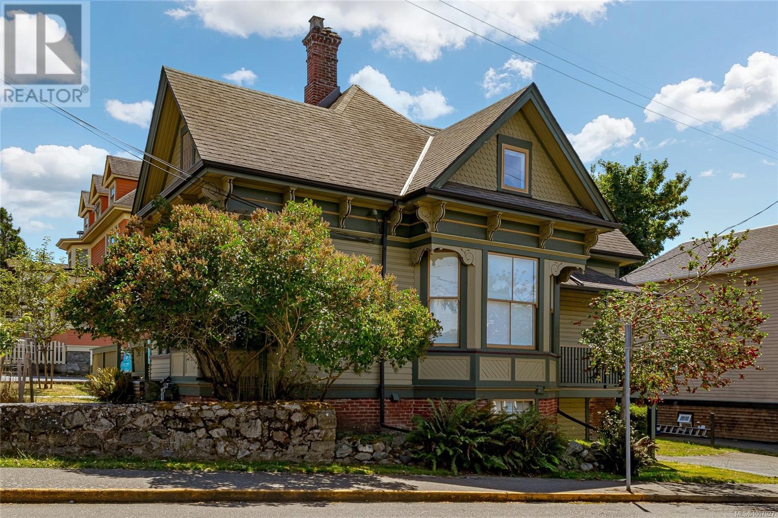 1422 Fernwood Rd, Victoria, BC V8V 4P7