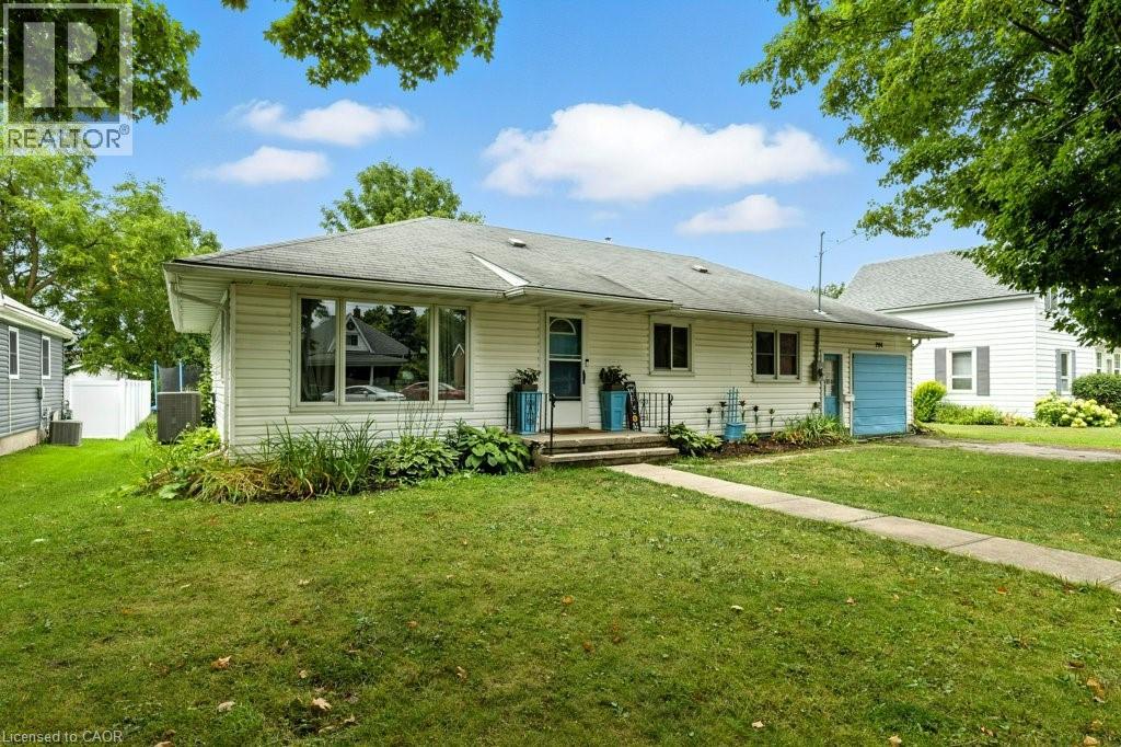 208 King St, North Perth, ON N0G 1B0