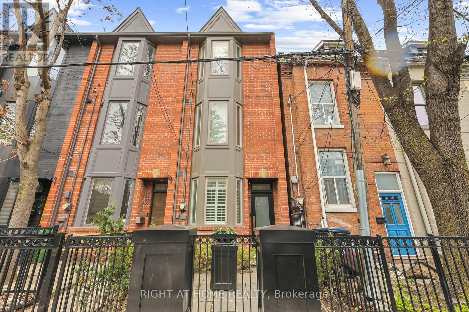 636 Wellington St W, Toronto, ON M5V 1G4