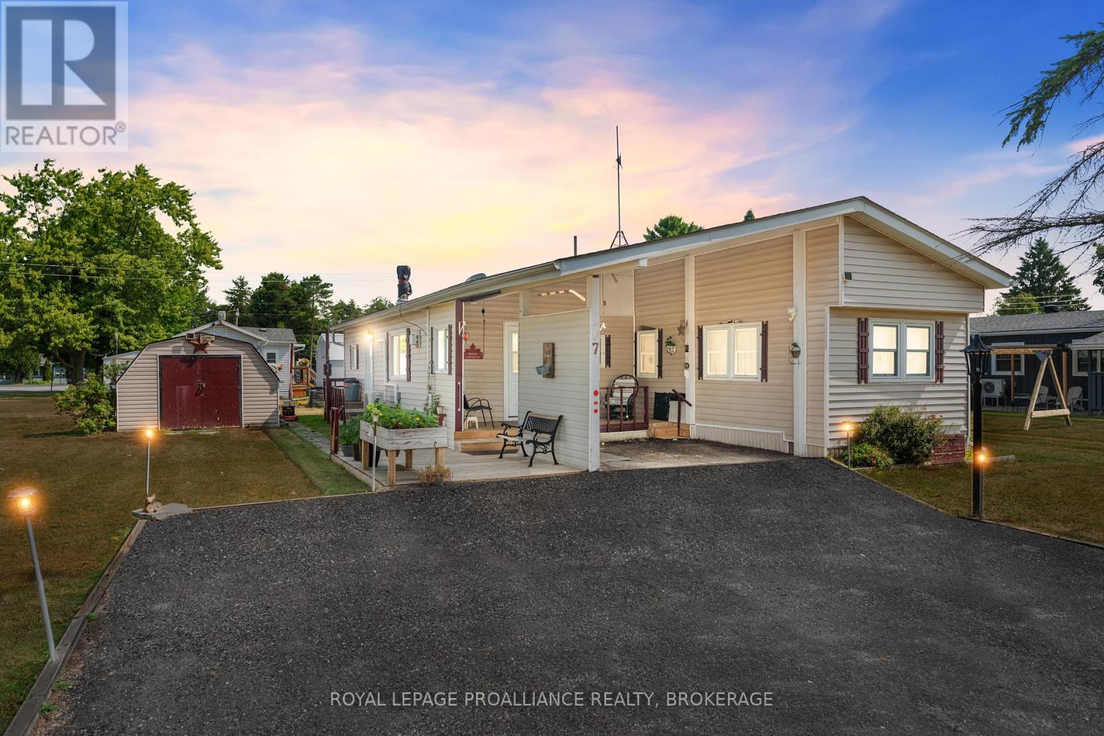 4328 Elm St, South Frontenac Frontenac South, ON K0H 2W0