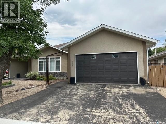 604 Centre St, Assiniboia, SK S0H 0B0