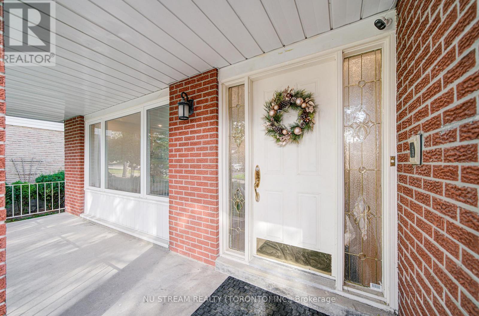 8 Hemingway Cres, Markham, ON L3R 2A4