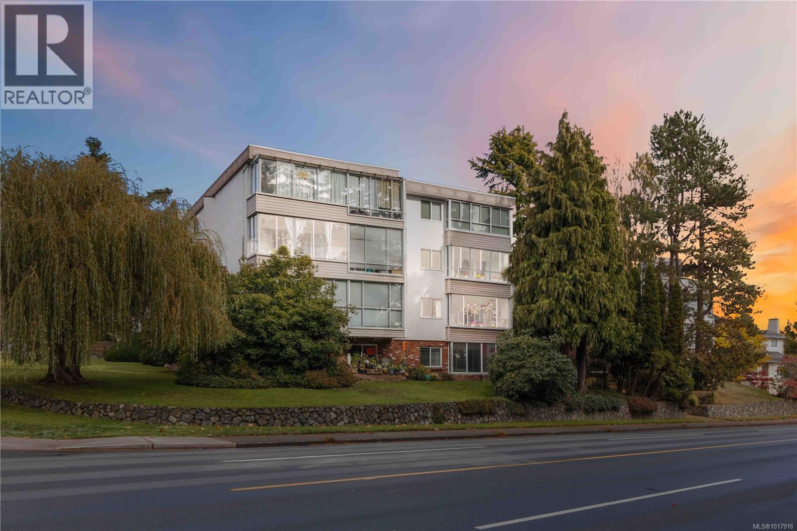 190 Gorge Rd W Unit 401 Rd, Saanich, BC V9A 1M4