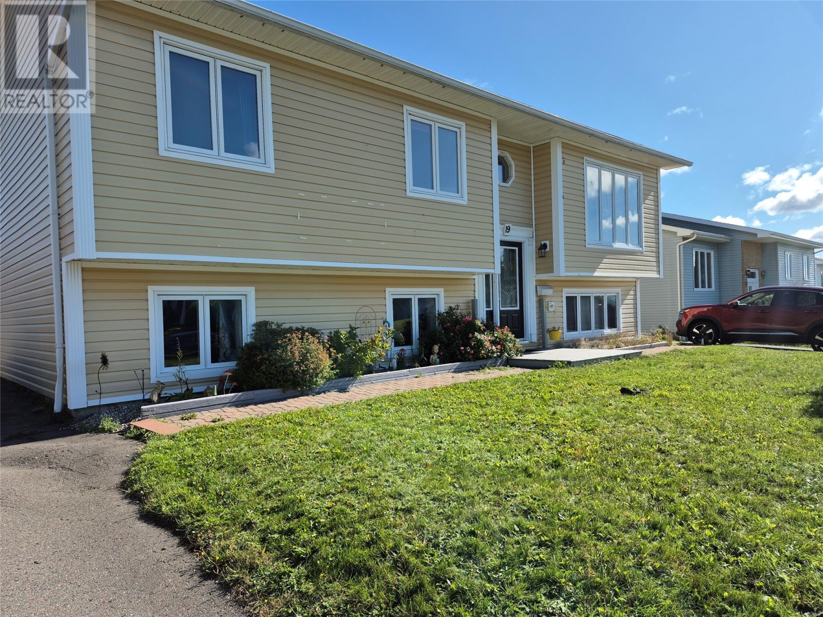 19 Ireland Dr, Grand Falls-Windsor, NL A2A 2W4