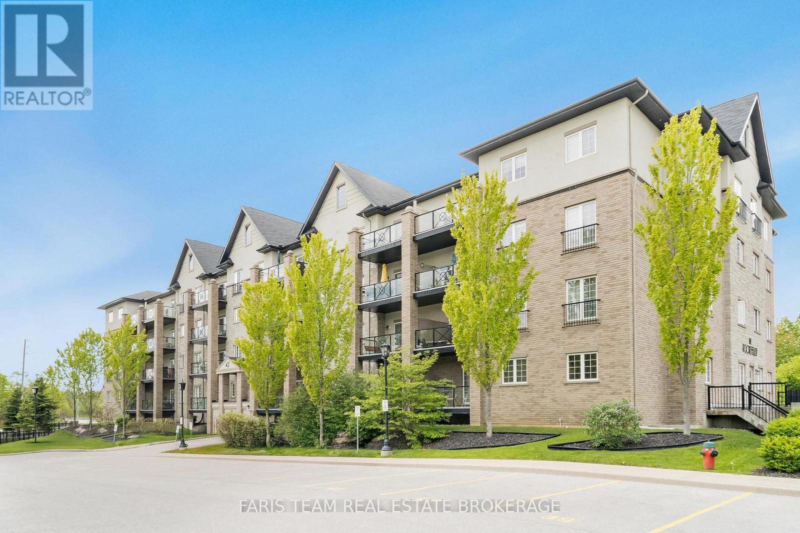 402 42 Ferndale Dr S, Barrie, ON L4N 2M5