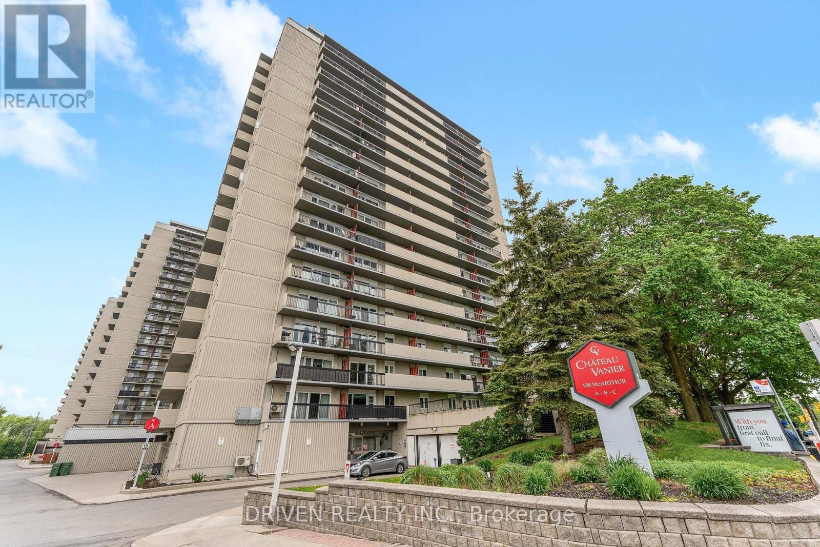 404 158 A Mcarthur Ave, Ottawa, ON K1L 7E7