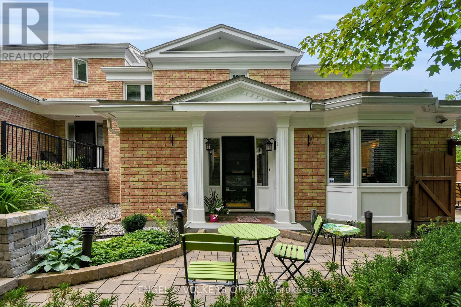 1 65 Whitemarl Dr, Ottawa, ON K1L 8J9