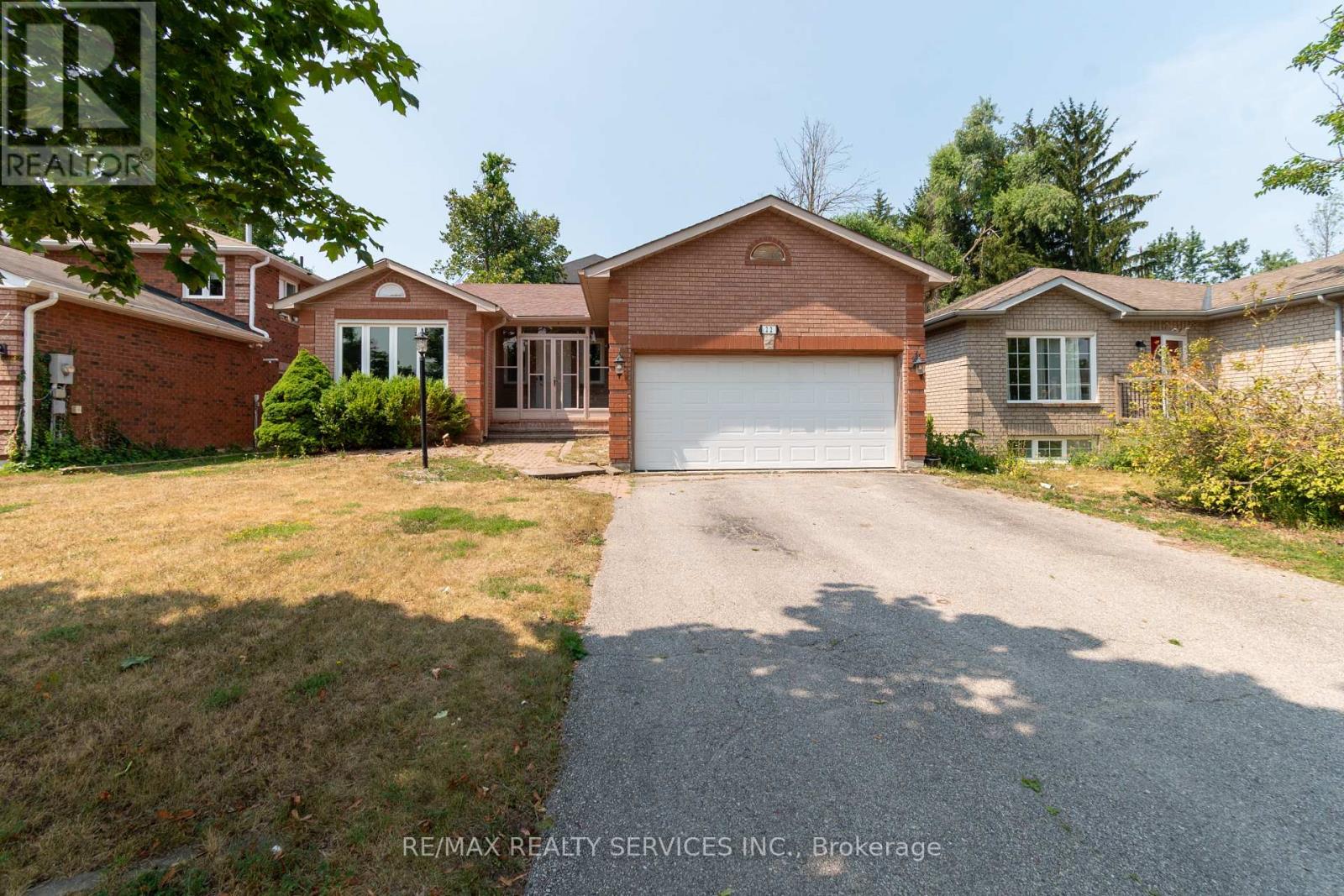 22 Oshaughnessy Cres, Barrie, ON L4N 7M1