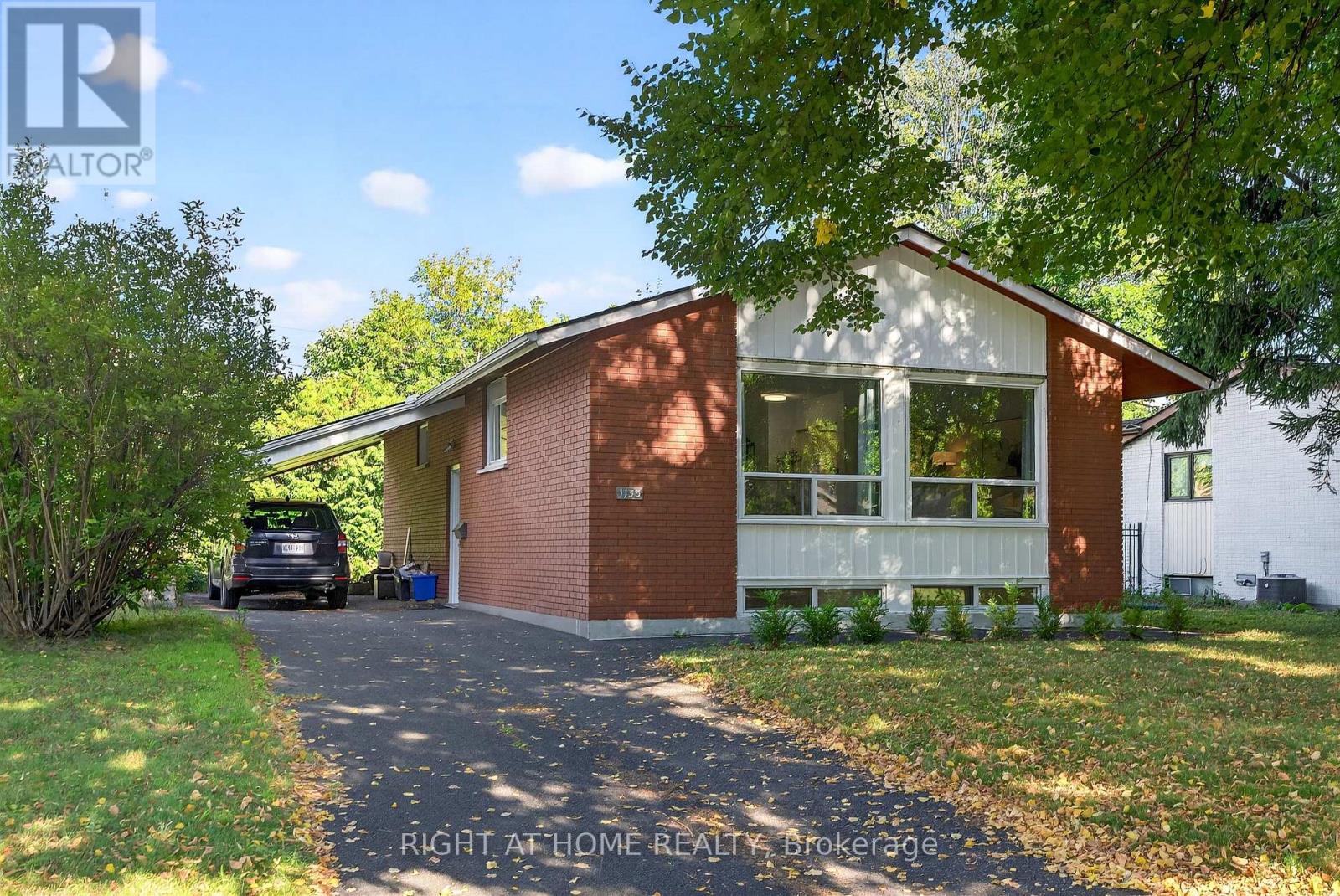 1153 Adirondack Dr, Ottawa, ON K2C 2V2