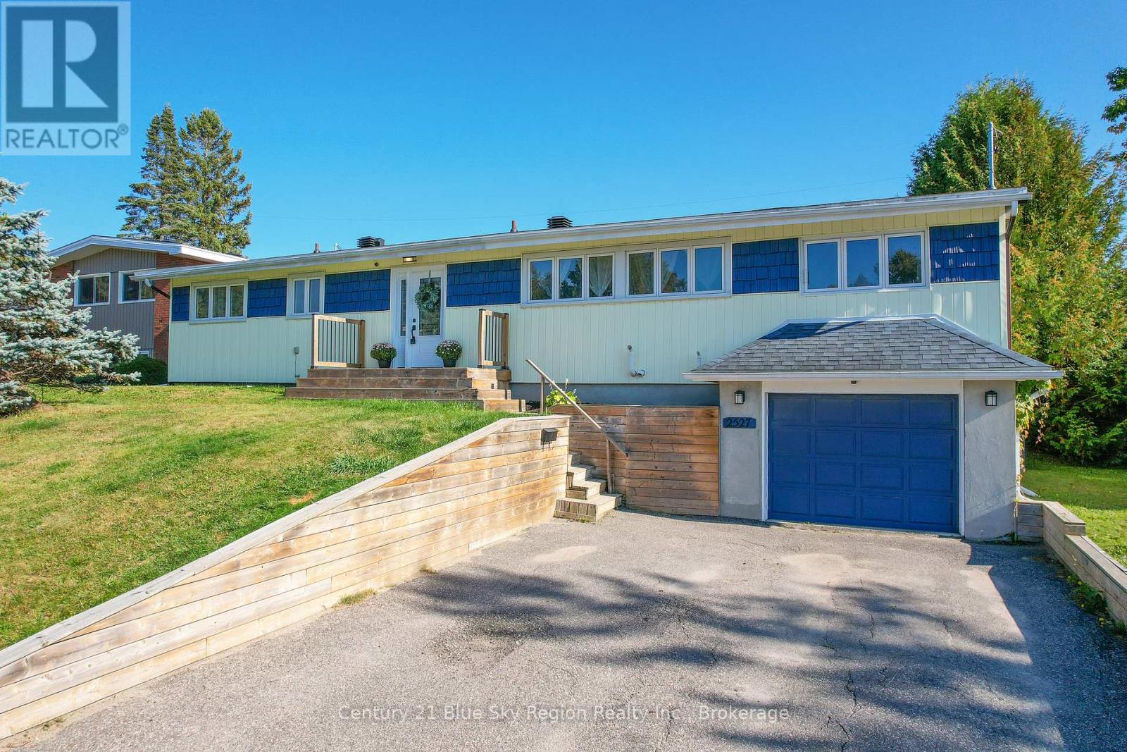 2527 Eastview Cres, North Bay, ON P1B 7W4