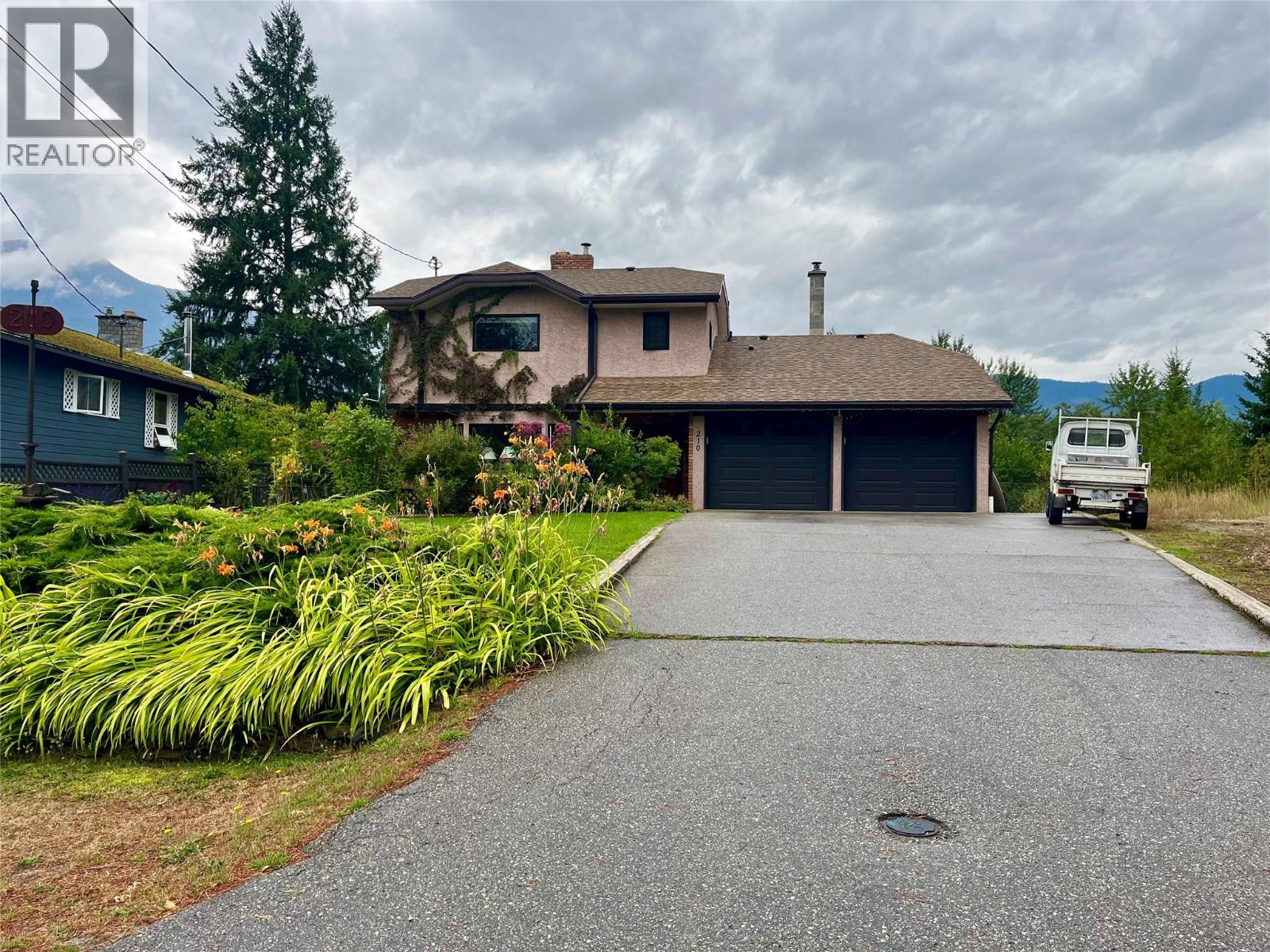 210 10 Avenue Northwest, Nakusp, BC V0G 1R0