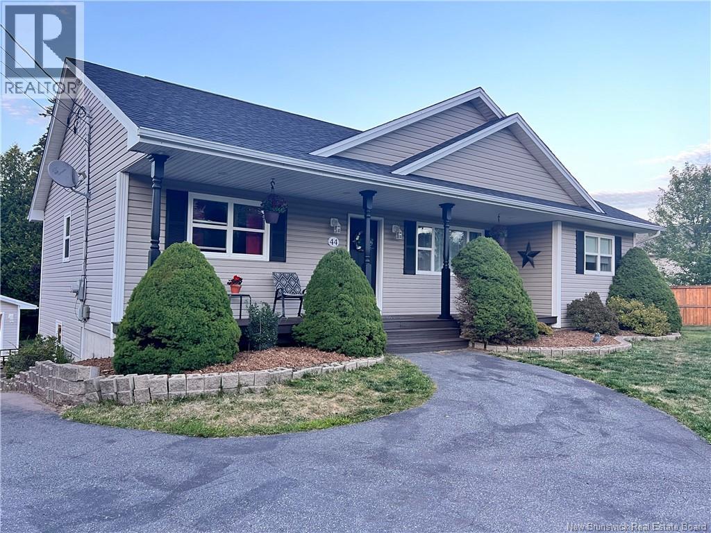44 Laura Dr, Quispamsis, NB E2E 6B4