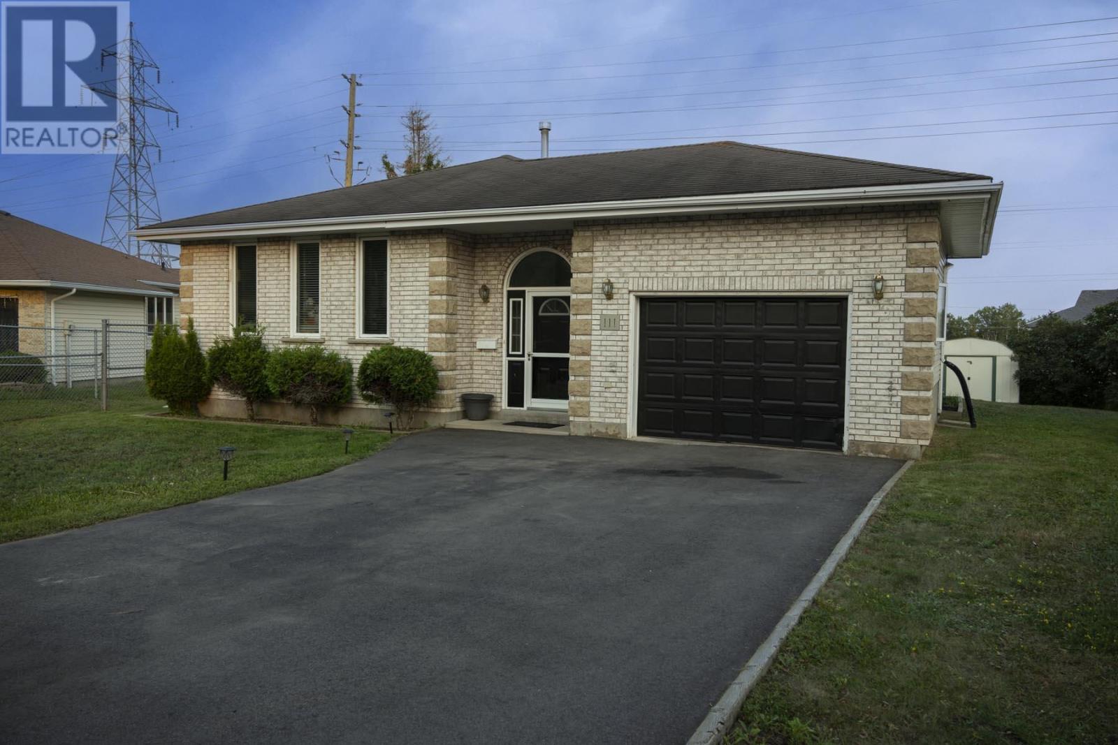 111 Sapphire Dr, Thunder Bay, ON P7G 1A8