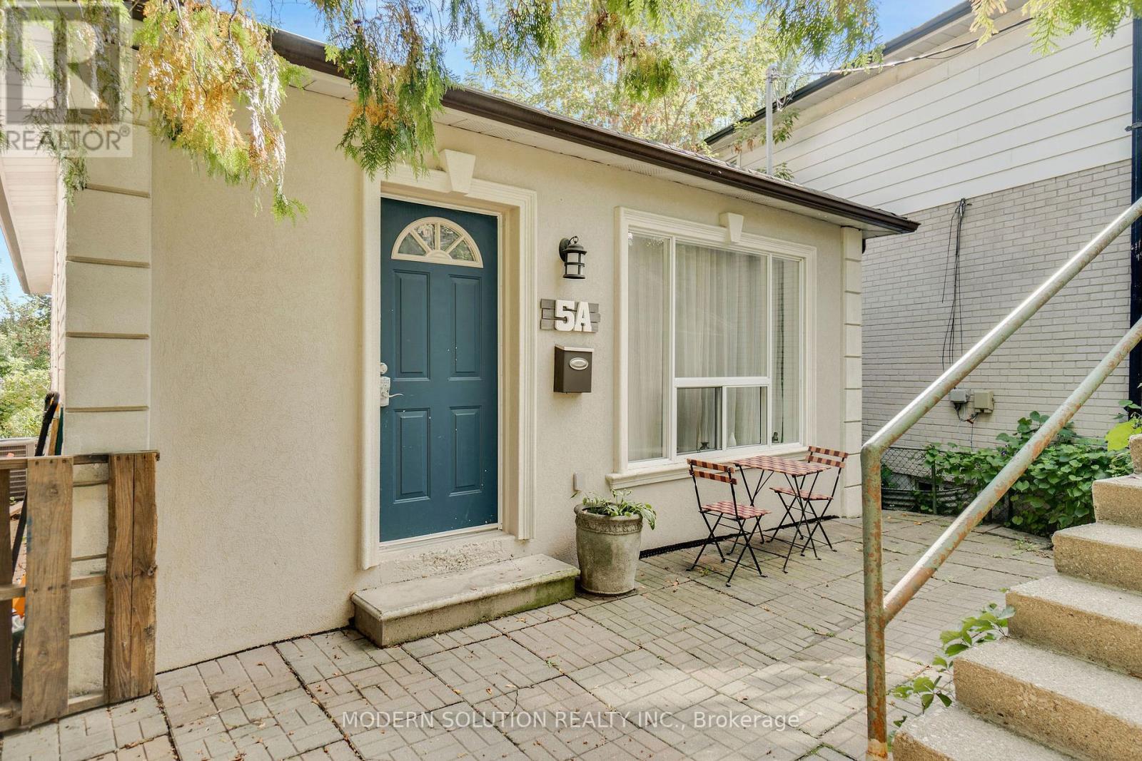 5 Dynevor Rd #a, Toronto, ON M6E 3W7